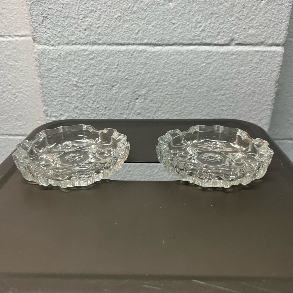 Elegant Clear Glass Ash Trays - Picture 3 of 5